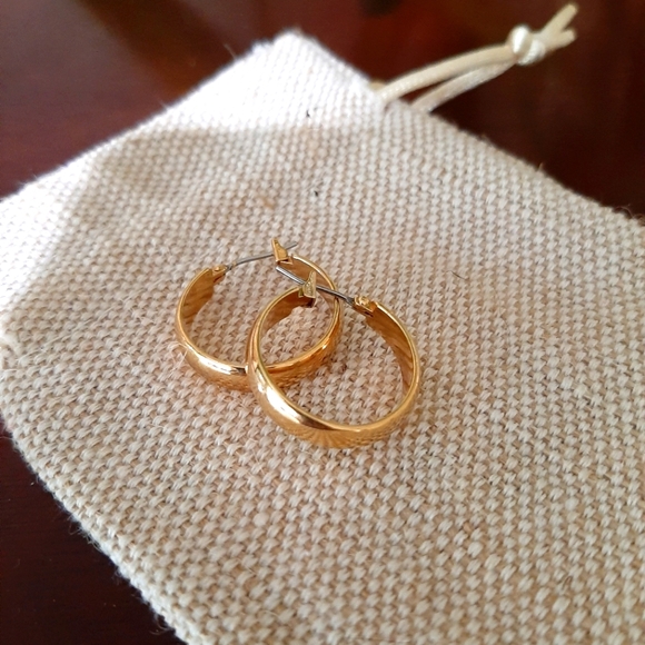 Vintage Jewelry - Gold Tone Hoop Earrings ***Free w/ 30$ Purchase *** 🎉🎉🎉